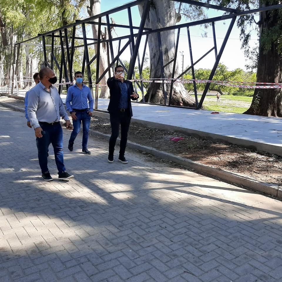 El intendente Natalio Graglia, supervisó este jueves el avance de las obras de cordón cuneta y pavimento que se realizan en diferentes puntos de Villa Nueva.