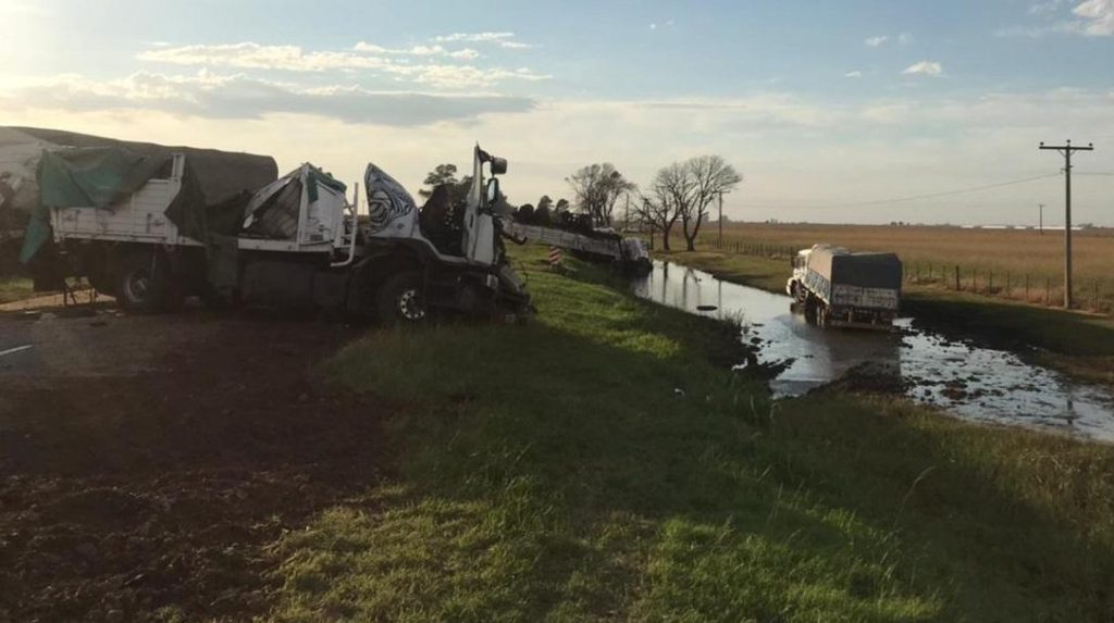 En la mañana de hoy una espectacular colisión ocurrida sobre la Ruta Provincial Nº 3, en cercanías de Justiniano Posse, en el departamento Unión, y en la que se vieron involucrados tres camiones, dejó como saldo lamentable una victima fatal.