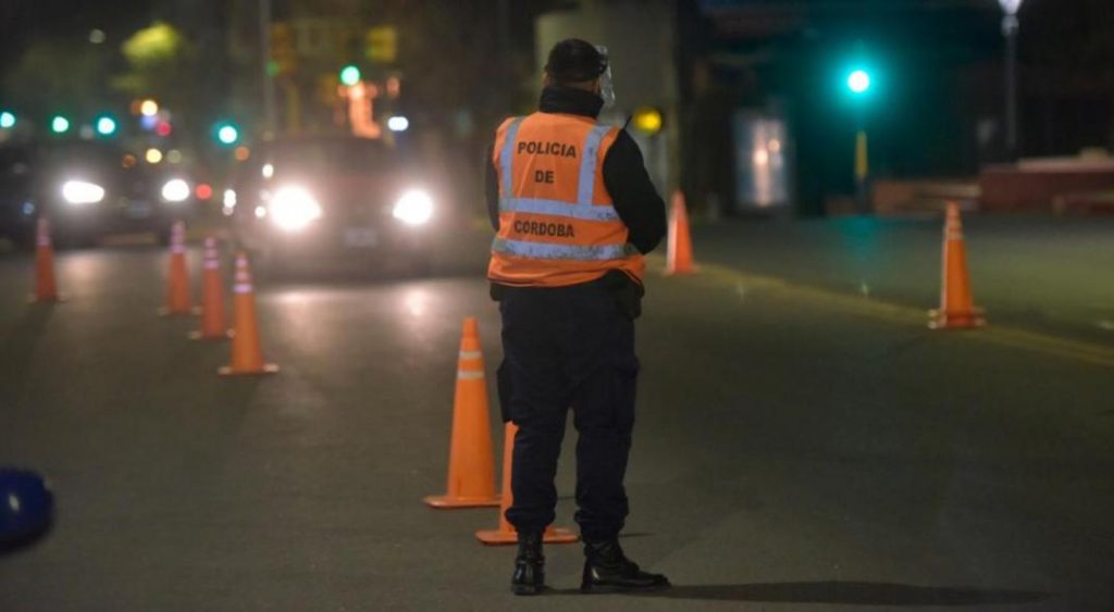 La policía controla las calles de Cordoba durante la noche