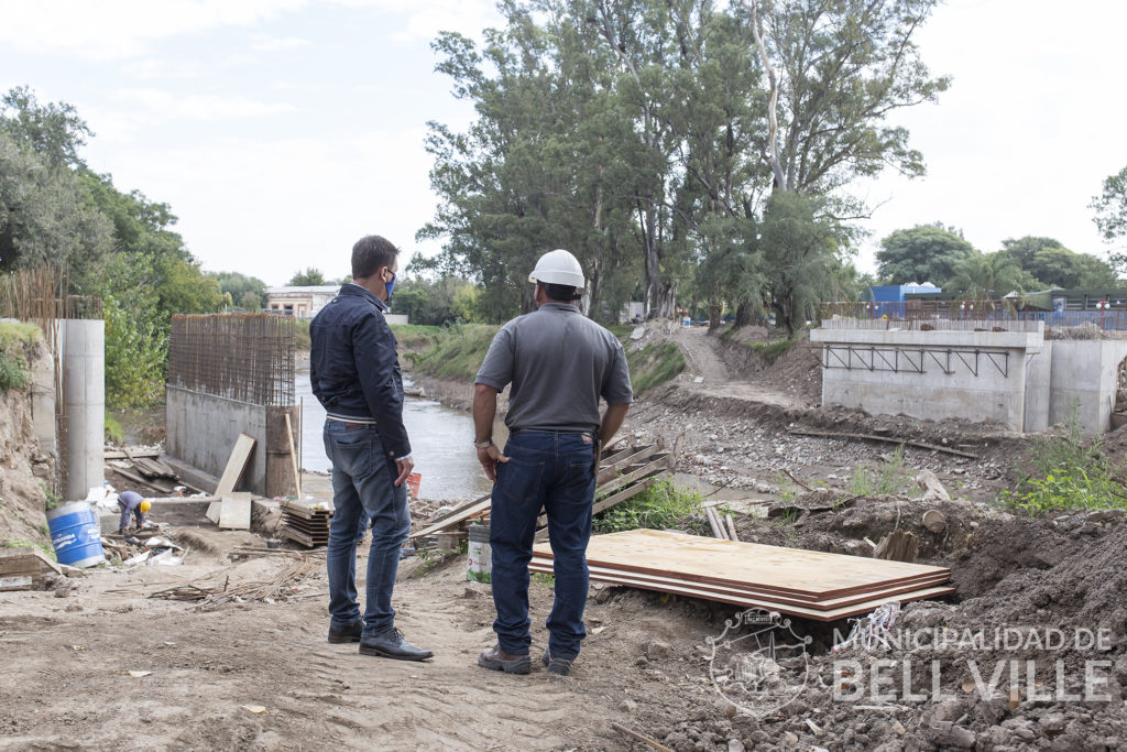 El intendente recorrió la obra del futuro puente de avenida Güemes.