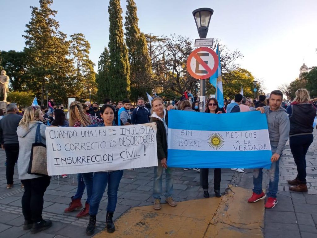 Unas 150 personas, 60 autos y 6 tractores coparon el centro de la localidad. Muchas de las personas presentes con banderas, pancartas y sin barbijos manifestando, entre otras cosas, que "la Patria peligra".