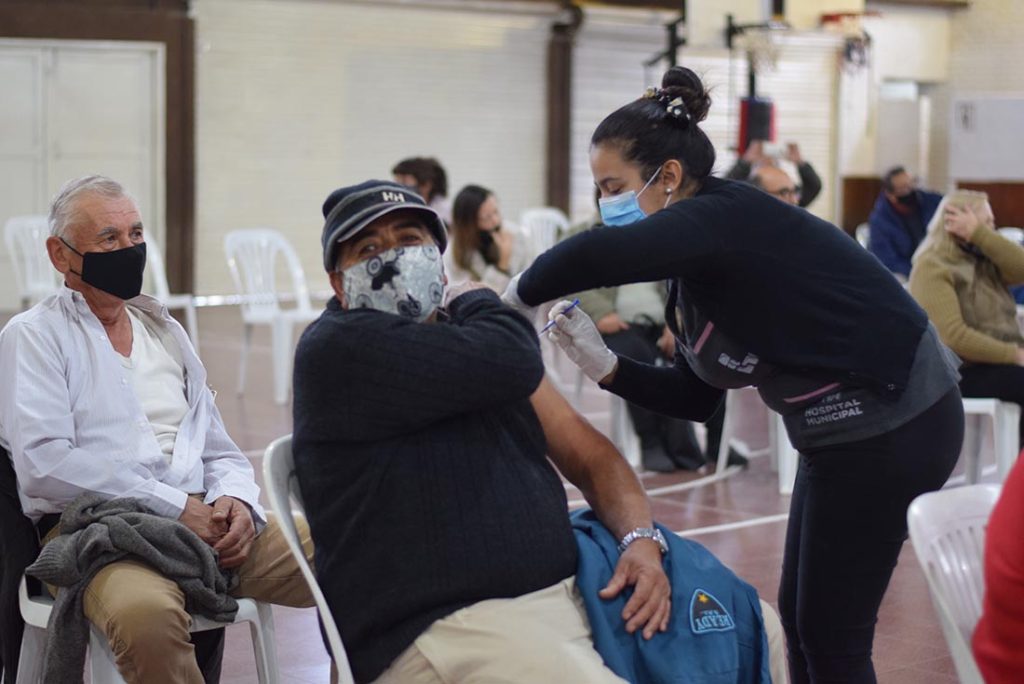 Enfermeras jubiladas del viejo hospital de Laguna Larga se sumaron a la campaña de vacunación contra el covid