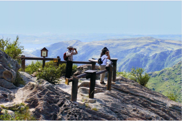 Actualmente, el acceso al Parque Nacional se realiza a través de una servidumbre de paso en la propiedad de un particular, ubicada en el sector conocido como Curva de la Pampilla