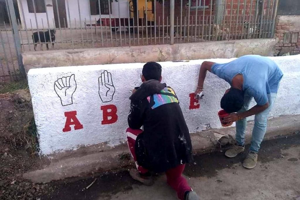 Mural por la inclusión en La Falda: pintaron el abecedario en lenguaje de señas