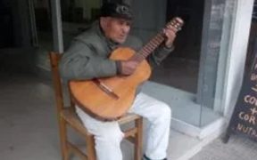 Le robaron la guitarra al famoso Palito de la peatonal de la ciudad