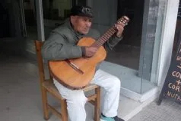 Le robaron la guitarra al famoso Palito de la peatonal de la ciudad