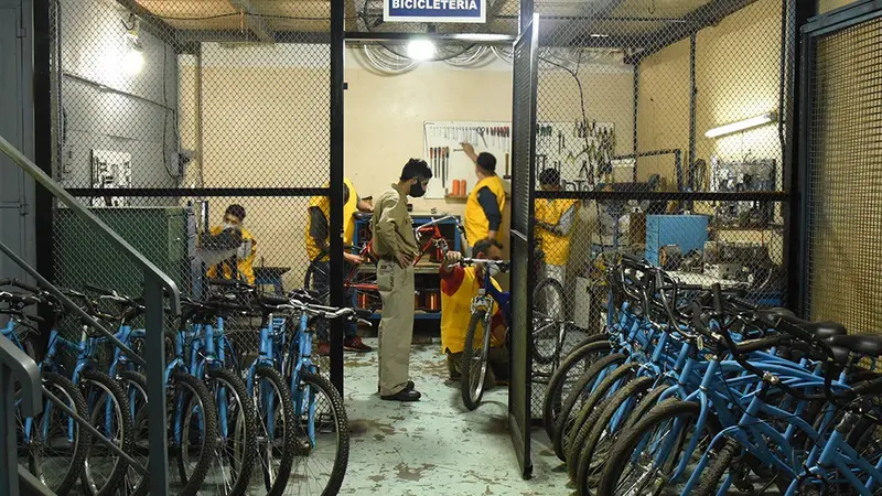 Internos de Bouwer realizan talleres de bicicletería para aprender a restaurar rodados viejos.