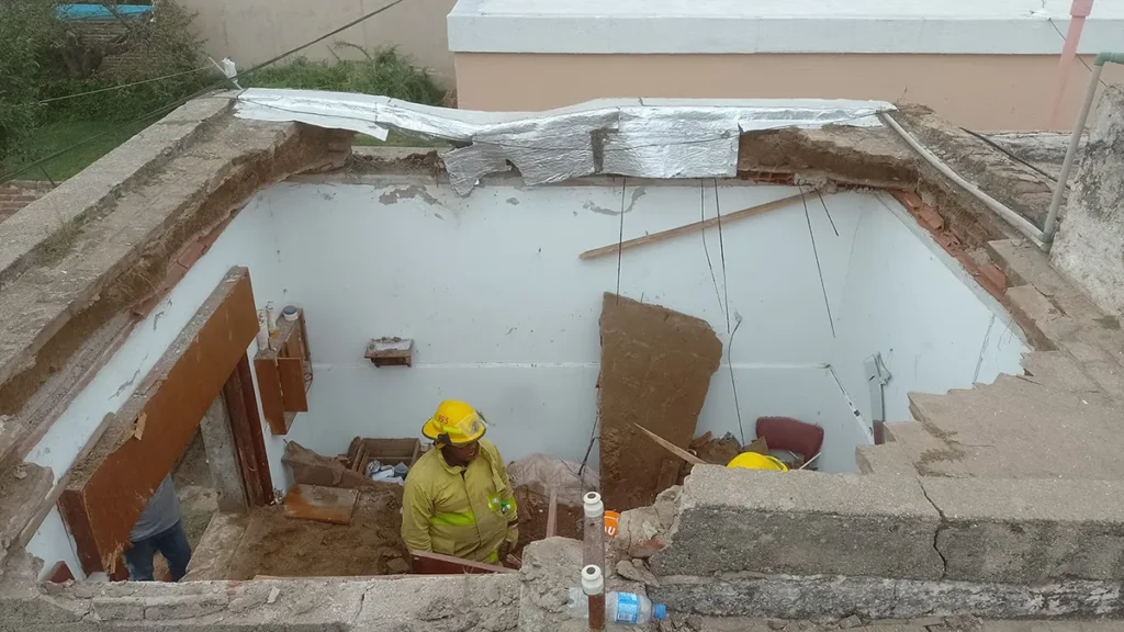 Una mujer murió ayer como consecuencia de que el techo de su casa se desplomó por completo