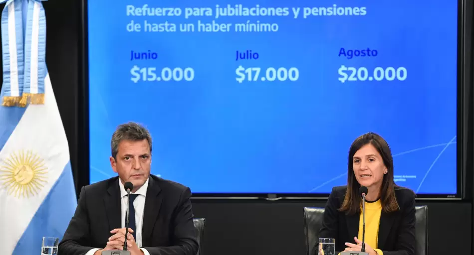 La directora general de la ANSES, Fernanda Raverta, y el ministro de Economía, Sergio Massa, anunciaron hoy un aumento del 20,92 por ciento conforme a la Ley de Movilidad