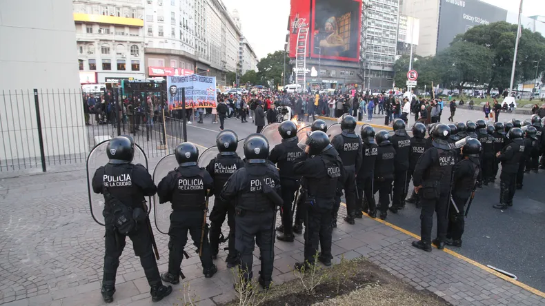 Una protesta de las organizaciones Votamos Luchar y Rebelión Popular en el Obelisco derivó en un enfrentamiento con la Policía de la Ciudad de Buenos Aires y tuvo como resultado la detención de cuatro personas, una de las cuales falleció producto de una descompensación después de ser reducido por personal de seguridad.