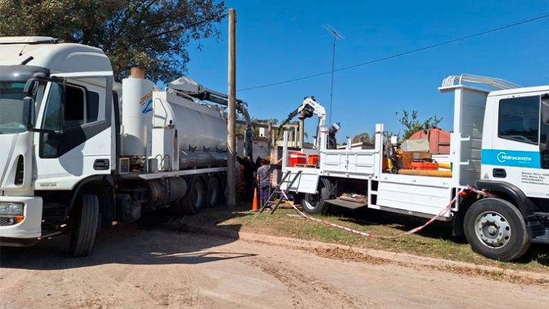 res trabajadores villamarienses de la empresa Hidrocentro murieron en horas del mediodía atrapados en un pozo de una planta de bombeo y tratamiento cloacal en la ciudad de Oncativo, en el departamento Río Segundo. Uno de ellos logró sobrevivir pero se encuentra recibiendo asistencia médica. A la una de la tarde, personal de Bomberos de Oncativo recibió un llamado por parte de policía local informando sobre un rescate. Al lugar asistieron tres dotaciones, donde constataron que por causas que se tratan de esclarecer, en uno de los pozos a una profundidad de unos 20 metros había descompensados tres operarios todos oriundos de Villa María. Trabajaron en su rescate, pero todos ya habían fallecido. Mauricio Cingolani, jefe de Bomberos Voluntarios de Oncativo, explicó: “Estas personas hacen un descenso, aparentemente trabajando en una de las válvulas ingresó la contaminación con amoníaco, un tóxico de gas y luego se produjo una inundación. Se trata de investigar si mueren ahogados o por inhalación”, en diálogo con el portal Villa María VIVO. El cuarto operario es el que dio aviso del accidente desde la superficie. . Según lo que se pudo reconstruir, uno de los trabajadores descendió al pozo para chequear la válvula, y los restantes quedaron en la superficie. Pasaban los minutos y dejo de responder a sus compañeros. El segundo empleado, quiso ir a al rescate y, al igual que el primero, también dejó de comunicarse con la superficie. El tercero ingresó para buscar a sus colegas y cursó la misma suerte. “Los tres fallecieron y el cuarto trabajador tomó el recaudo de que algo sucedía porque no respondían. Y si bien ingresó, salió por sus medios, en estado de shock por lo que también recibe asistencia en un centro de salud de Oncativo”, relató el jefe de bomberos. Asimismo, agregó: "No podemos determinar todavía qué es lo que sucedió dentro del pozo, estamos viendo por la inhalación de parte de amoníaco, ya que la planta estaba fuera de funcionamiento". El rescate Alrededor de las 13, tres dotaciones de bomberos voluntarios de la localidad mencionada se dirigieron hacia el lugar debido a un llamado de personal policial. Al llegar constataron que, por causas a establecer, los tres operarios se encontraban dentro del pozo sin vida. En tanto, el cuarto operario fue derivado para su control clínico. Trabajan en el lugar Policía local; Seguridad Ciudadana; Ambulancia del Hospital Municipal San Isidro, Cesopol y Servicio de Emergencias Vittal, Camión Atmosférico de la ciudad (3); Camión de Econovo y Scorza; Cooperativa Eléctrica. La empresa Hidrocentro, de la ciudad de Villa María, se encontraba realizando tareas de limpieza en una de las tres plantas de bombeos del sistema de cloacas de la ciudad, en calle La Tablada esquina Ameghino de la ciudad de Oncativo.