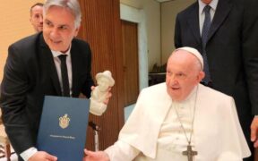 Llaryora le hizo entrega de una invitación oficial al Sumo Pontífice