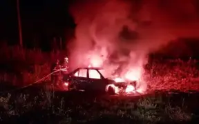 le prestó el auto a su amigo y los bomberos terminaron sofocando el incendio total del mismo