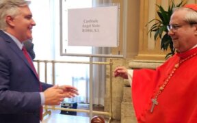 El cardenal Ángel Rossi saluda a Martín Llaryora