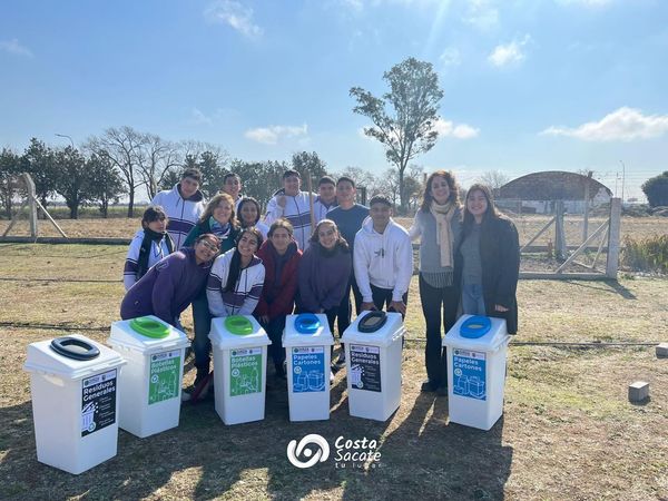 Se pretende de esta manera generar una sociedad con cultura ambiental que se comprometa a través de los actos de su vida cotidiana a cuidar el ambiente y sus recursos.