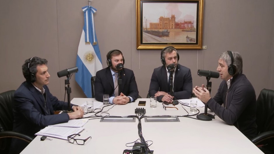 El ministro Caputo entrevista a Angel Kusa en su primer programa de streaming.