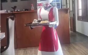 La moza robot, “Marta”, mide 1.60 metros y se desplaza con una bandeja.